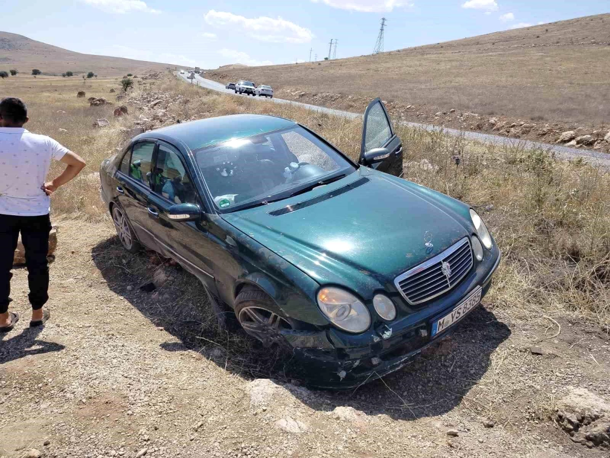 Afyonkarahisar’da Yabancı Plakalı Otomobil Şarampole Girdi: 4 Yaralı